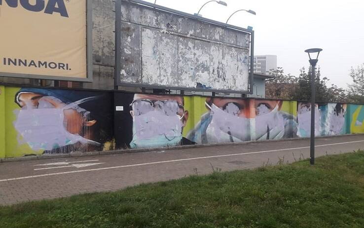I murales imbrattati in zona Municipio 8