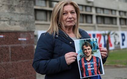 Donata Bergamini outside the court of Cosenza during the protest &quot;truth for Denis Bergamini&quot;  in Cosenza, Italy, on December 7, 2019. Fans of Cosenza Calcio and ordinary citizens protest outside the Court of Cosenza after the Prosecutor of Castrovillari Facciolla has been transferred to another location. Facciolla was about to reach a conclusion on the investigation for the death of the young footballer Denis Bergamini, found dead on November 18, 1989 in Roseto Capo Spulico (CS). Denis's sister, Donata, has been fighting for years to arrive at a truth. (Photo by Andrea Pirri/NurPhoto via Getty Images)
