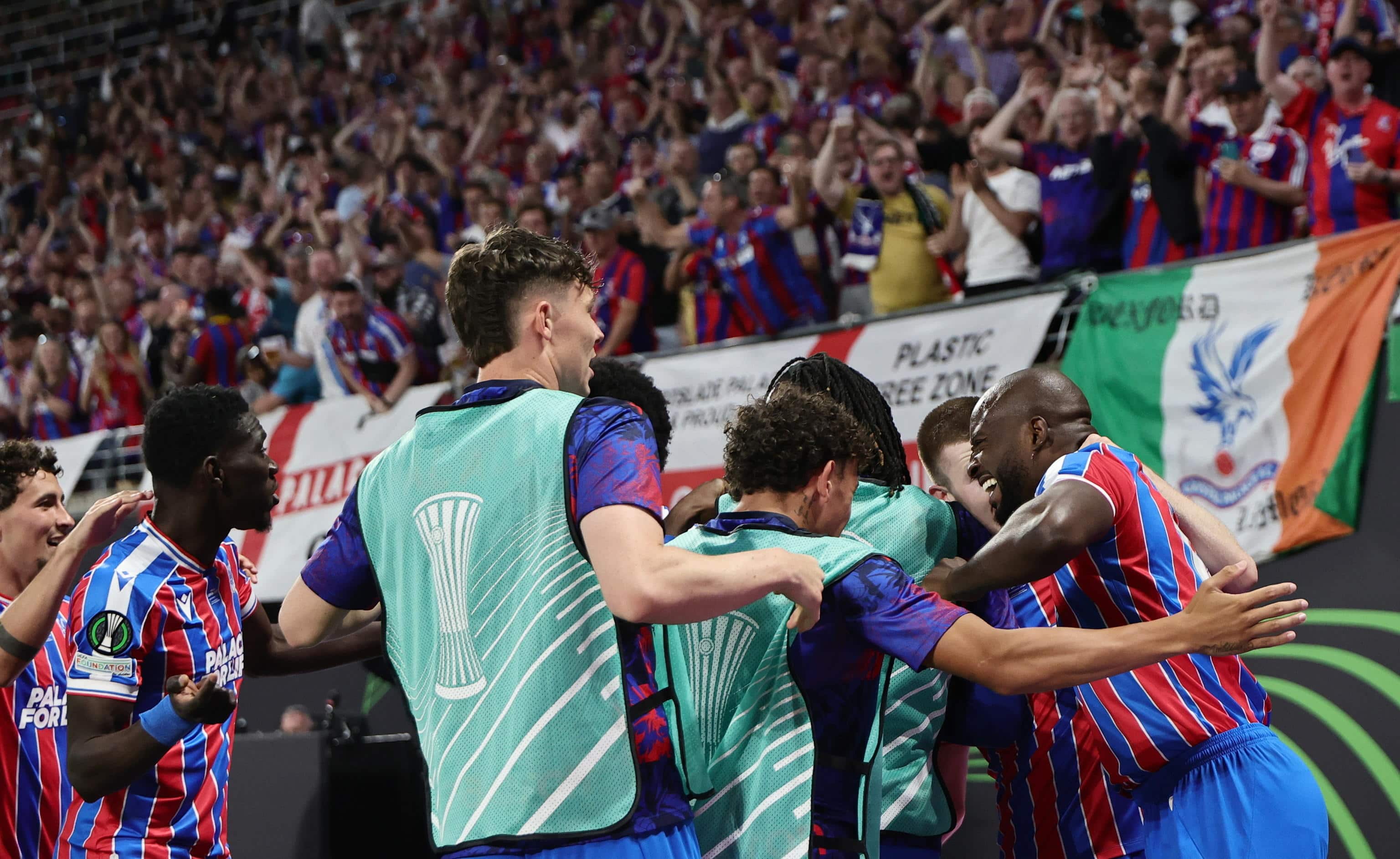 epa12998859 Jean-Philippe Mateta (R) of Crystal Palace celebrates with teammates after scoring the opening goal during the UEFA Conference League final match Crystal Palace against Rayo Vallecano, in Leipzig, Germany, 27 May 2026.  EPA/RONALD WITTEK