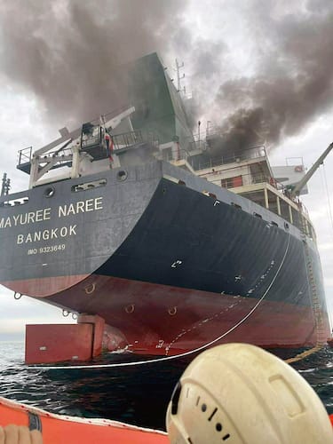 Una nave colpita nello stretto di Hormuz
