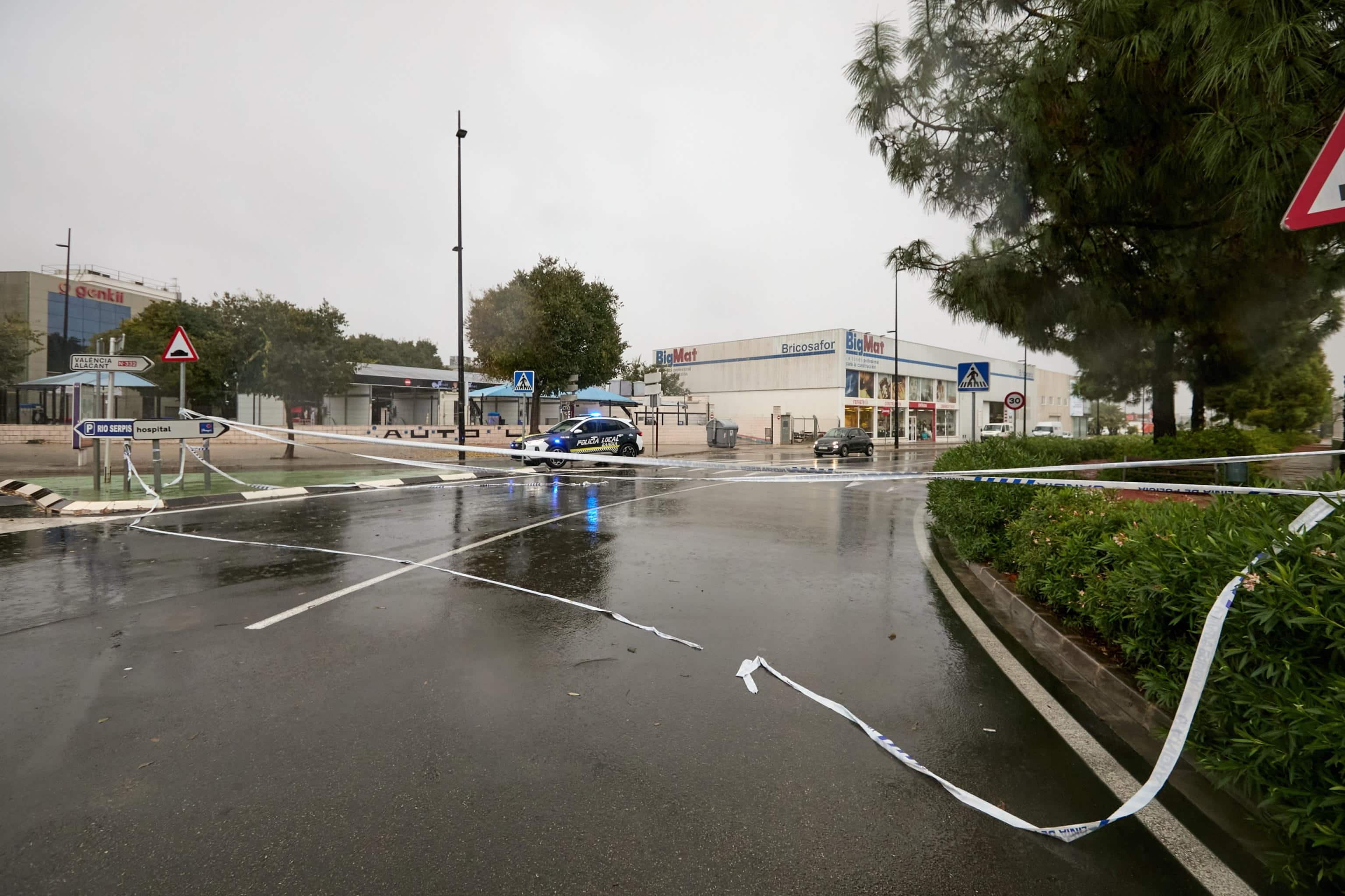 epa13314967 Local police cordon off areas at risk of flooding due to heavy rain in Gandia, Valencia, Spain, 19 October 2026.  EPA/Natxo Frances