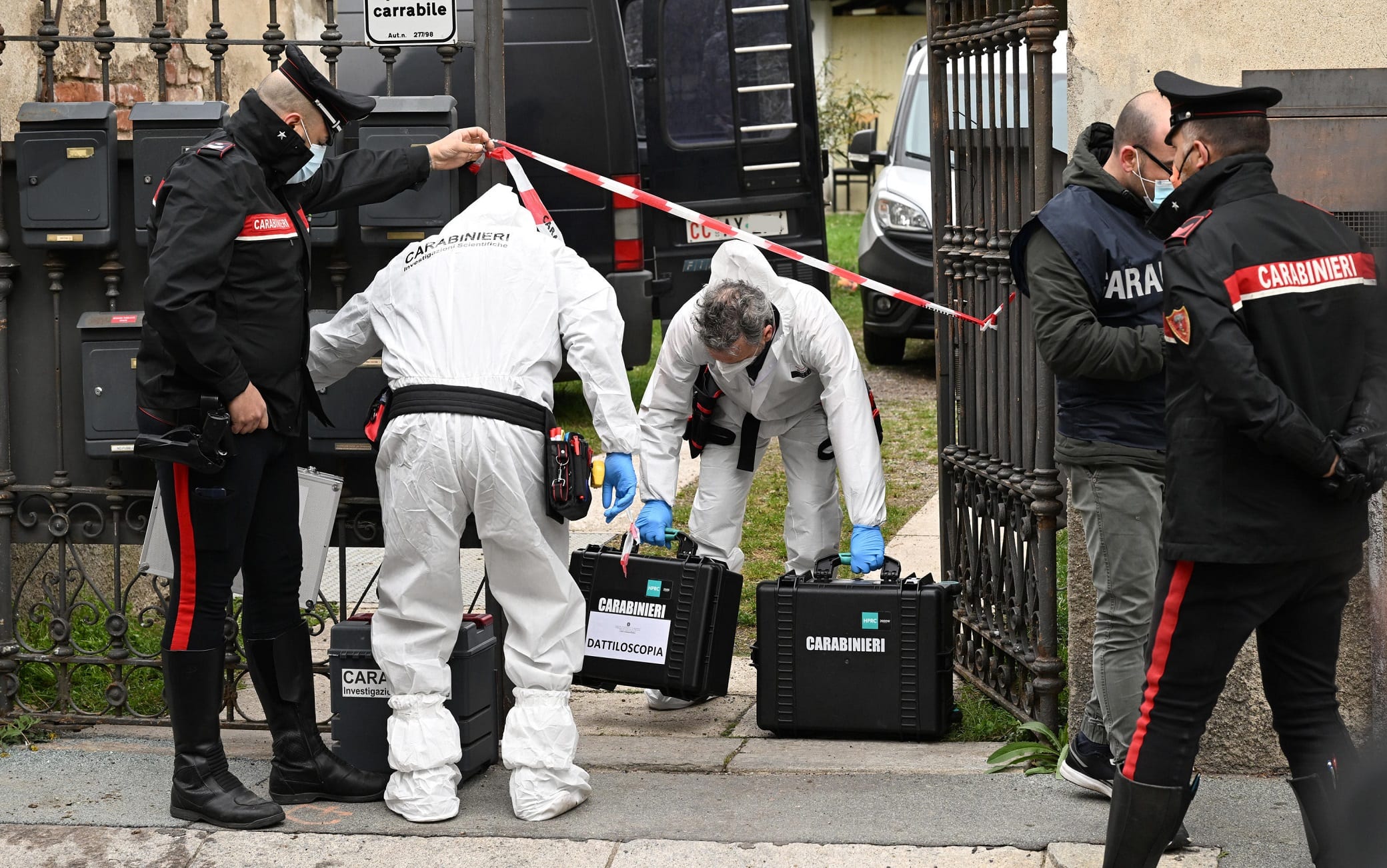 Agenrti dei carabinieri della Sezione Investigazioni Scientifiche di Brescia effettuano rilievi nella casa di Carol Maltesi, la 26 enne trucidata e fatta a pezzi dal vicino di casa, reo confesso, Davide Fontana, 43 enne, Rescaldina, 2 aprile 2022. Passeranno al setaccio le abitazioni di vittima e killer, per trovare riscontri a quanto raccontato dal presunto omicida. Sotto sequestro anche le due auto. ANSA/DANIEL DAL ZENNARO