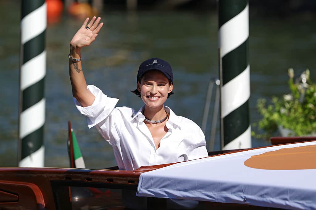 La supermodella italiana sorridente al Lido Bianca Balti