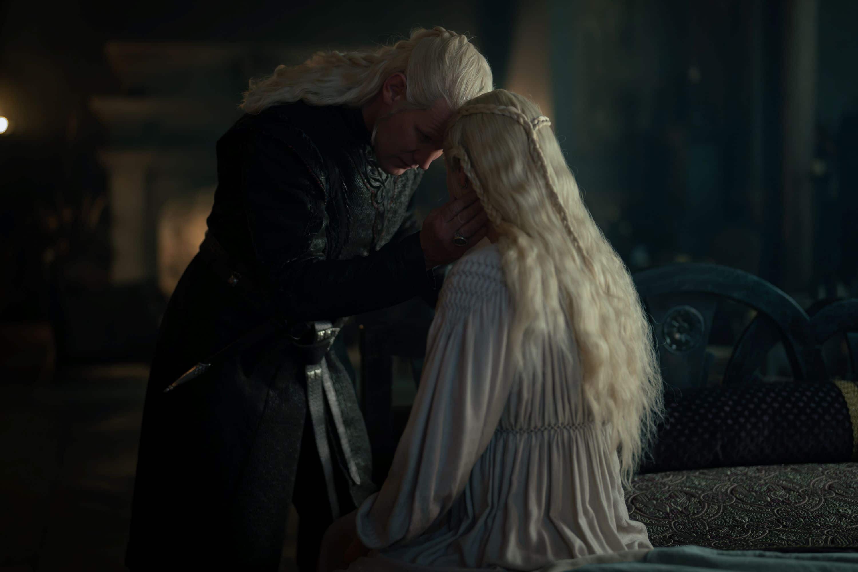 Daemon (Matt Smith) e Rhaenyra (Emma D'Arcy) in una scena del settimo episodio della terza stagione di House of the Dragon