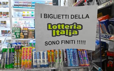 In una tabaccheria al centro di Napoli un cartello avvisa che i biglietti della Lotteria Italia sono finiti. 5 GENNAIO 2026 . ANSA/ CIRO FUSCO