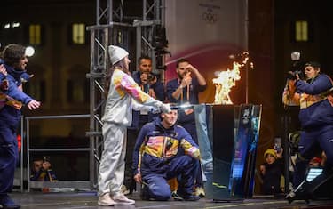 Nicoletta Manni accende il braciere in piazza Duomo
