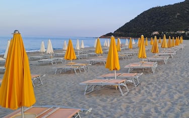 Uno stabilimento balneare in Sardegna, 10 maggio 2024.  ANSA / Fabrizio Fois