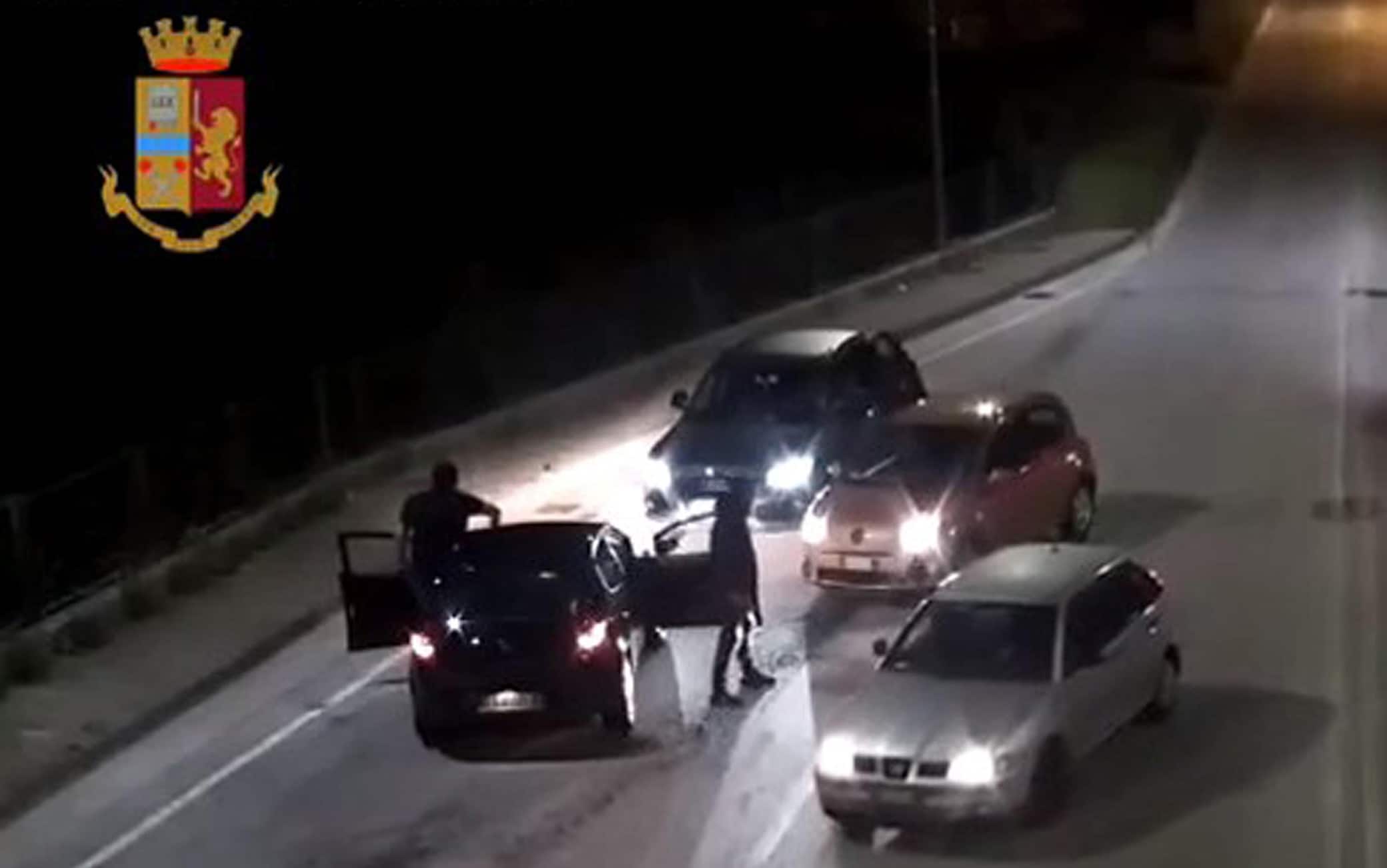 Un frame tratto dal video fornito dalla Polizia di Stato mostra un momento  dell'aggressione a Claudiu Micovschi, 23 anni, calciatore dell'Avellino di nazionalità romena, 23 Maggio 2022. ANSA/US POLIZIA DI STATO