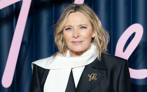 IPA68623981 - Kim Cattrall arrives at The Fashion Awards 2025 Presented By Pandora at Royal Albert Hall on December 1, 2025 in London.