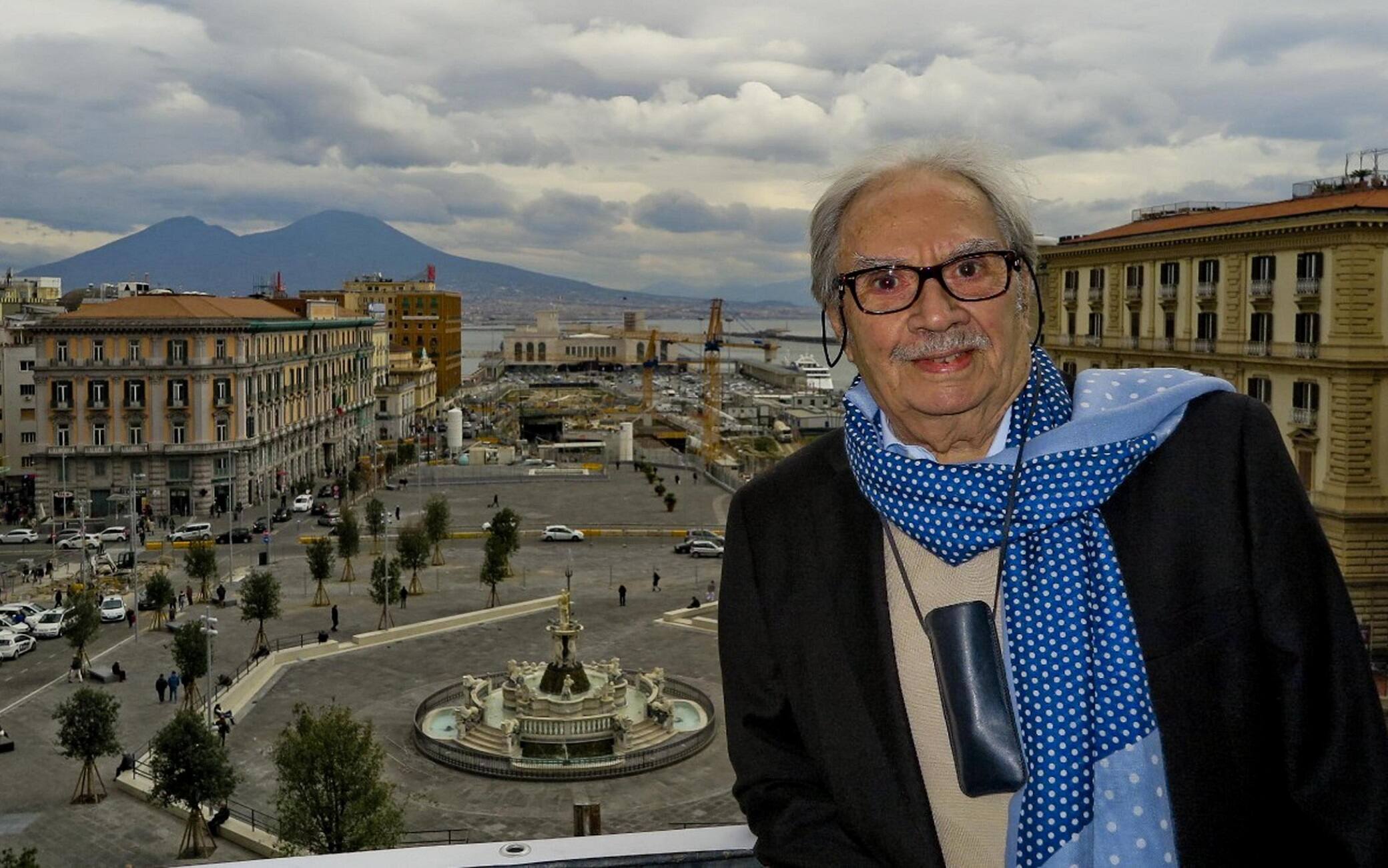 L'attore napoletano Antonio Casagrande, al quale il sindaco Luigi De Magistris ha consegnato la medaglia della città e una targa in segno di "profonda gratitudine'', Napoli, 17 marzo 2016.
ANSA / CIRO FUSCO