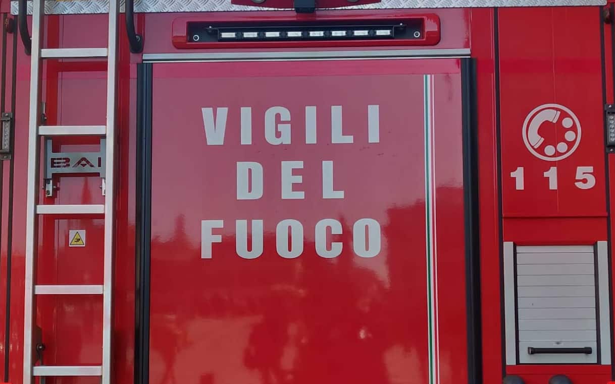 Grosseto, incendio in un palazzo: evacuate 40 persone. Una donna in ospedale