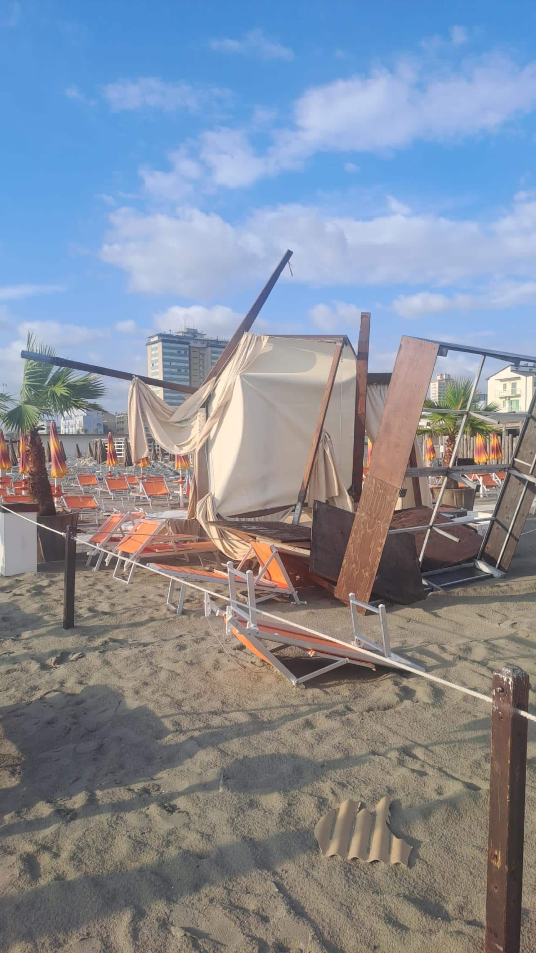 I danni causati dal forte maltempo al Papeete Beach, 24 agosto 2025.
"E' stata una botta grossa, ha devastato la spiaggia: ha ombrelloni rotti, gazebo, tende rotte, è stato molto impegnativo. Abbiamo tutti gli uomini in campo, oggi siamo aperti, stiamo lavorando". Il gestore del Papeete Beach di Milano Marittima, Massimo Casanova, racconta così all'ANSA gli effetti della tempesta che nella notte ha colpito la costa romagnola. "Ci vorrebbero adesso quelli che rompono per il caro lettini, che non c'è stato. Ma non servirebbero a niente, sono come i burocrati di Bruxelles", dice con una battuta Casanova. 
ANSA/UFFICIO STAMPA PAPEETE BEACH
+++FOTO DIFFUSA DALL'UFFICIO STAMPA - USARE SOLO PER ILLUSTRARE OGGI LA NOTIZIA INDICATA NEL TITOLO - NON ARCHIVIARE - NON VENDERE - NON USARE PER FINI NON GIORNALISTICI - NPK+++