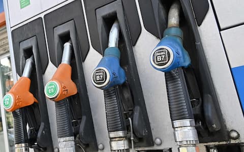 Accise più alte causanto l'aumento del prezzo della benzina nei distributori a Torino, 6 ottobre 2026 ANSA/ ALESSANDRO DI MARCO