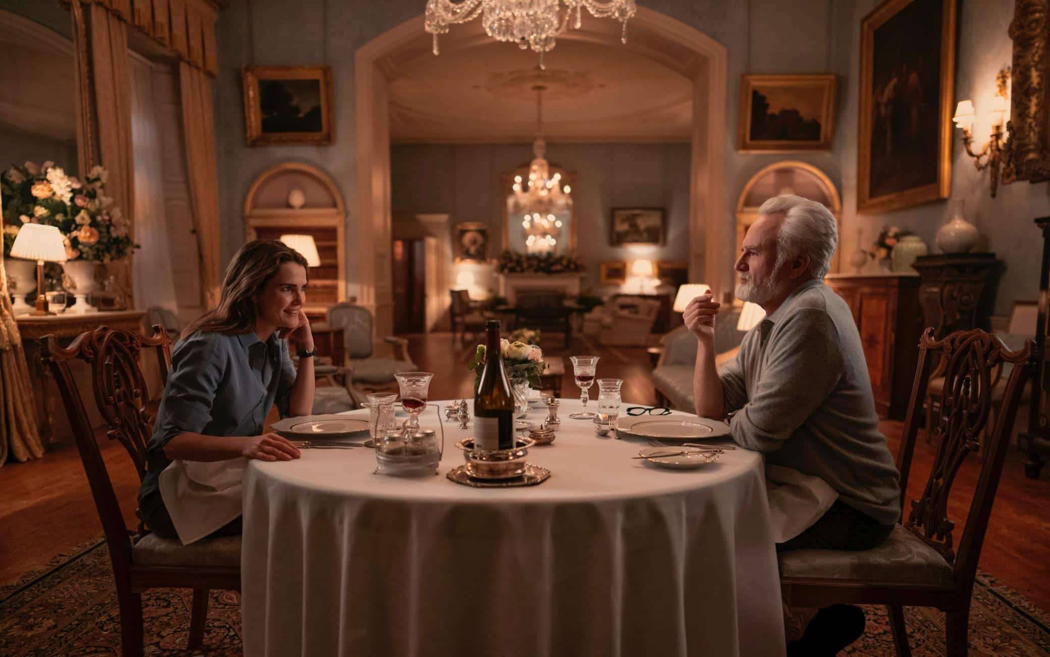 Keri Russell e Bradley Whitford in una scena di The Diplomat 4