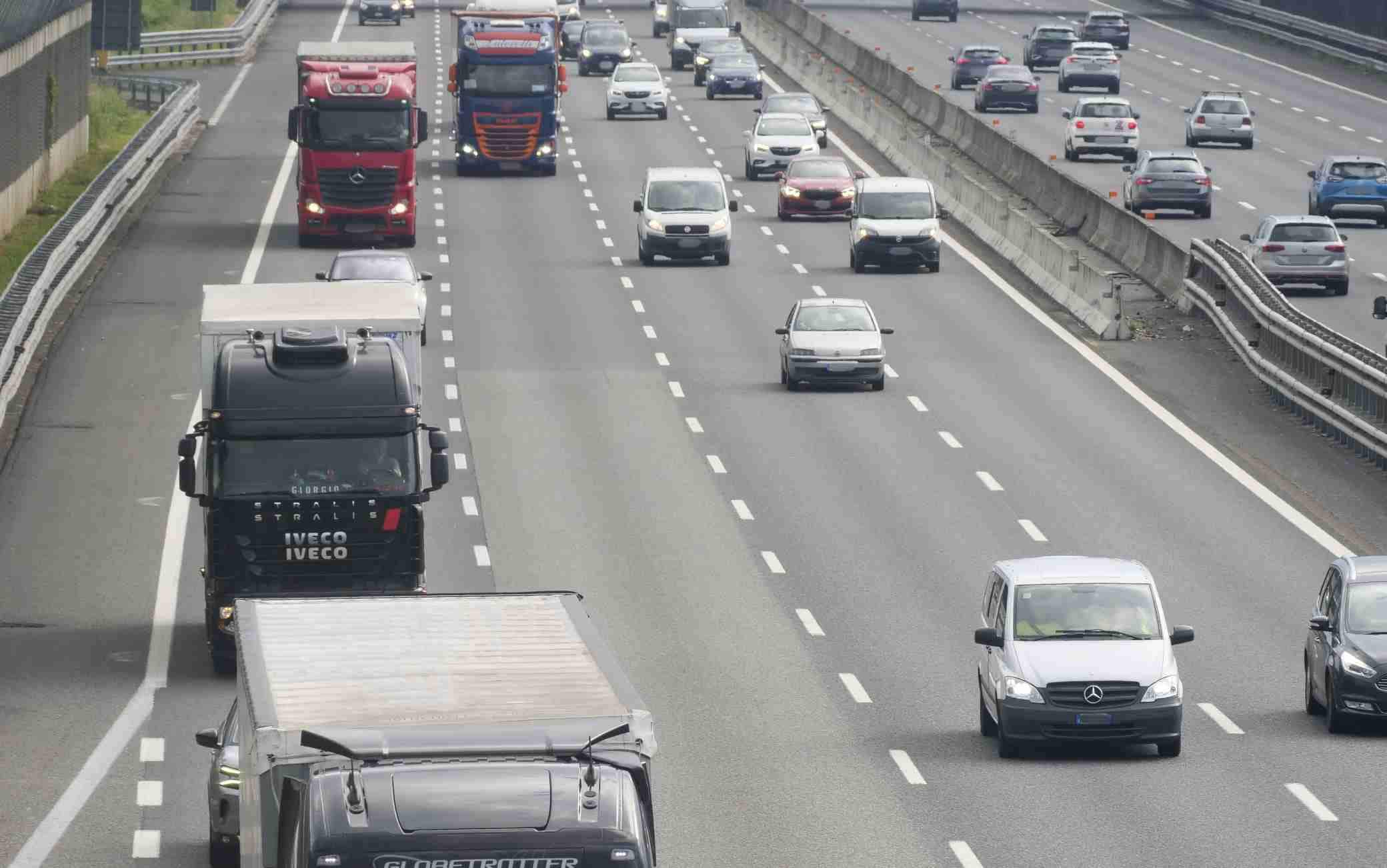 Mezzi pesanti, divieto di circolazione per agosto 2026: date e orari