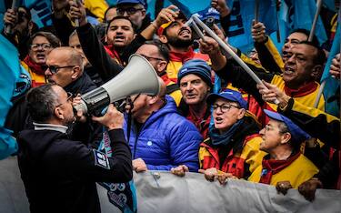 Il corteo di Cgil e Uil per lo sciopero generale contro la manovra di bilancio del Governo. Napoli 29 Novembre 2024. ANSA/CESARE ABBATE
///
A moment of the march, organized by the national trade unions, "against the budgetary manoeuvre of the Meloni government", Naples, Italy, 29 November 2024. ANSA / CESARE ABBATE