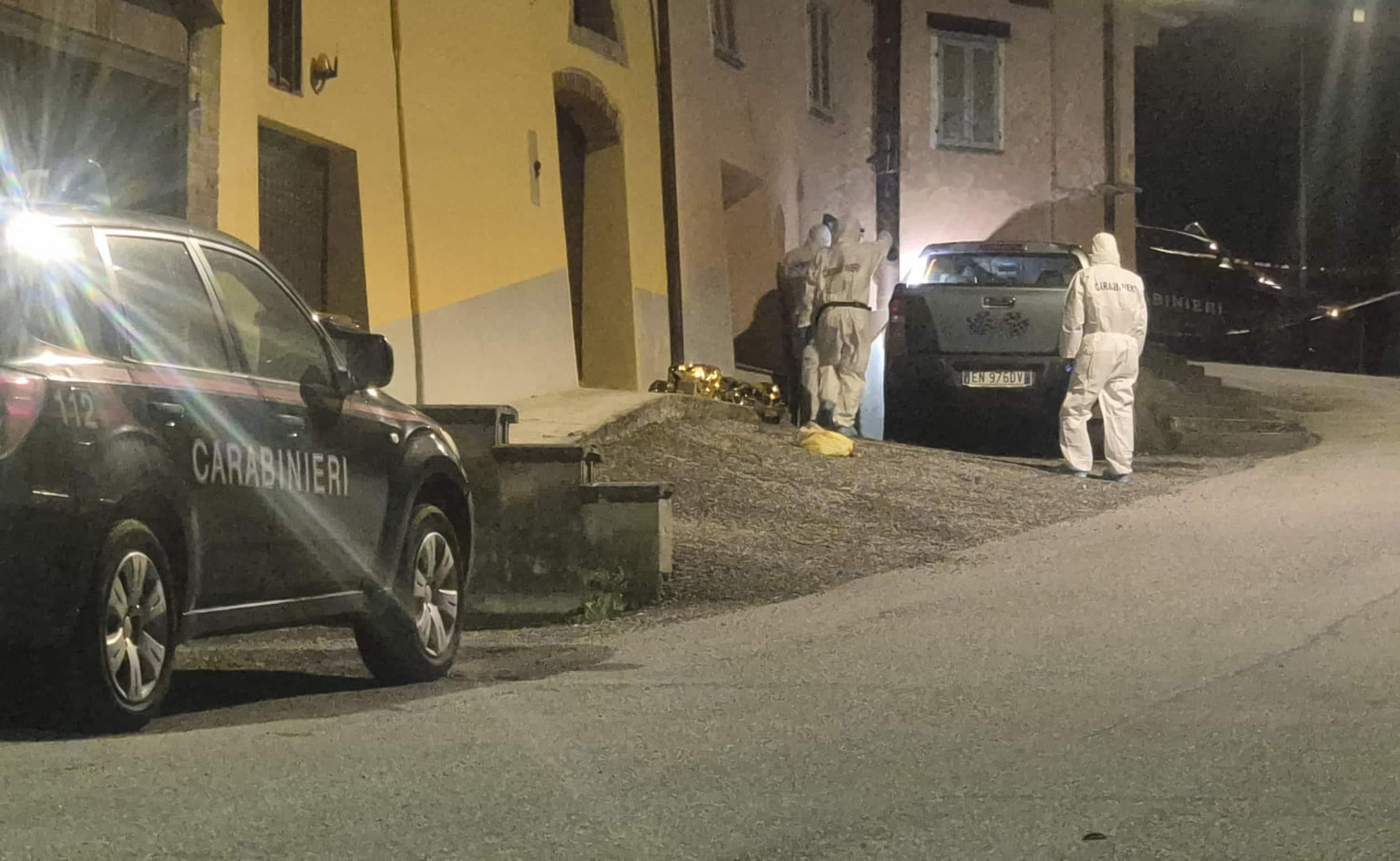 Carabinieri sul luogo in cui una donna di 53 anni sarebbe stata uccisa a                  coltellate alla gola                  per strada a Vignale Monferrato (Alessandria). 20 aprile 2026. ANSA/Elena Girani