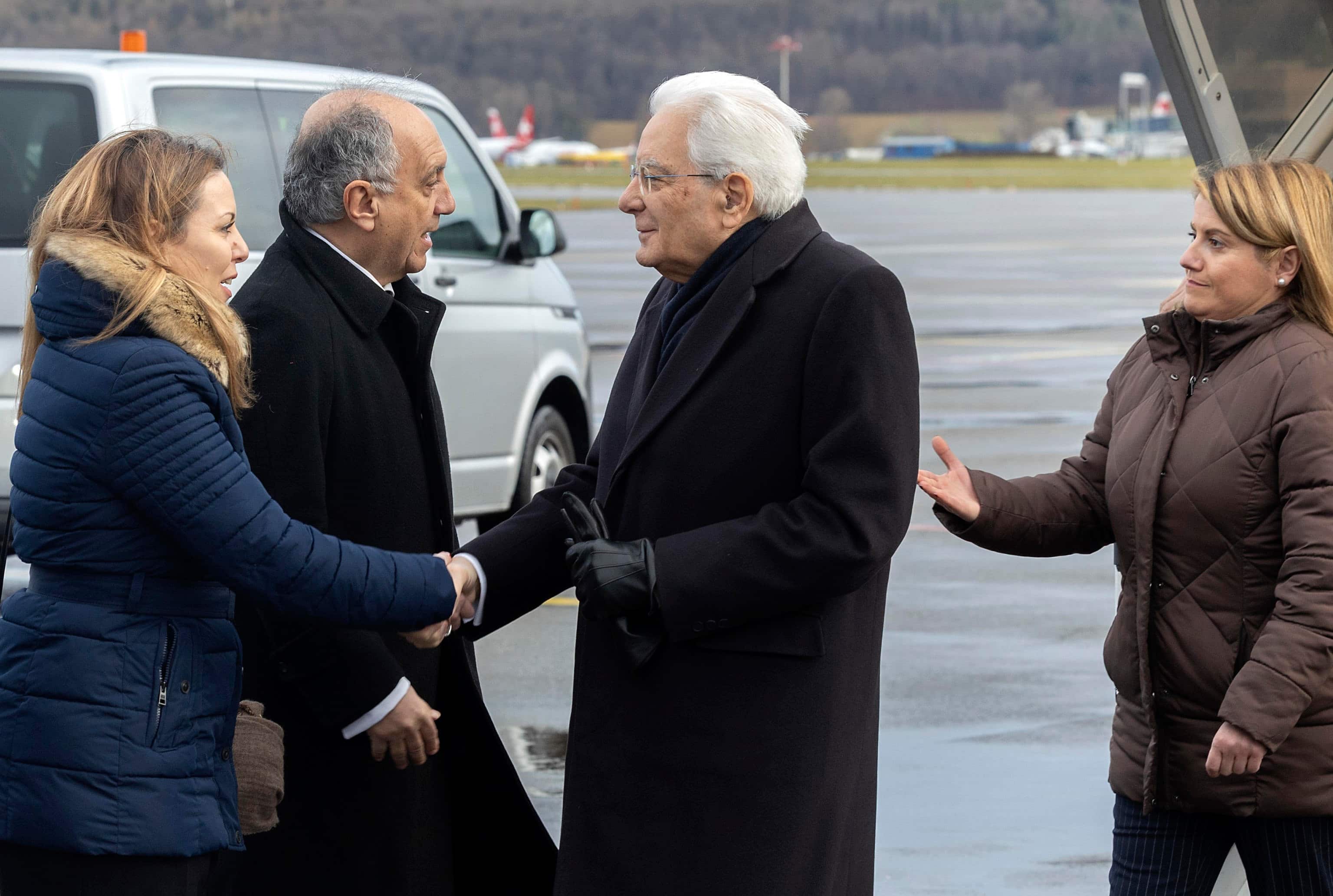 Il Presidente della Repubblica Sergio Mattarella al suo arrivo all'aeroporto di  Zurigo, in occasione della cerimonia in memoria delle vittime dell'incendio di Crans-Montana, Zurigo 9 gennaio 2026. ANSA/Paolo Giandotti - Ufficio Stampa per la Stampa e la Comunicazione della Presidenza della Repubblica.  +++FOTO DIFFUSA DALL'UFFICIO STAMPA - USARE SOLO PER ILLUSTRARE OGGI LA NOTIZIA INDICATA NEL TITOLO - NON ARCHIVIARE - NON VENDERE - NON USARE PER FINI NON GIORNALISTICI - NPK+++