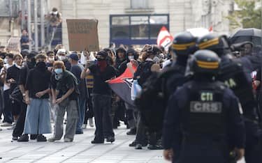 epa13285190 Protesters face French police officers as clashes erupt during a national day of protest by high school students and members of education union over school conditions, in Montpellier, southern France, 06 October 2026. The demonstration comes amid a nationwide wave of protests across France against severe teacher shortages, overcrowded classrooms, a lack of resources, and poor learning conditions ahead of upcoming national budget decisions.  EPA/GUILLAUME HORCAJUELO