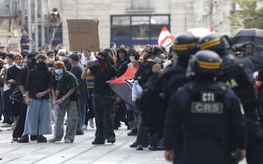 epa13285190 Protesters face French police officers as clashes erupt during a national day of protest by high school students and members of education union over school conditions, in Montpellier, southern France, 06 October 2026. The demonstration comes amid a nationwide wave of protests across France against severe teacher shortages, overcrowded classrooms, a lack of resources, and poor learning conditions ahead of upcoming national budget decisions.  EPA/GUILLAUME HORCAJUELO