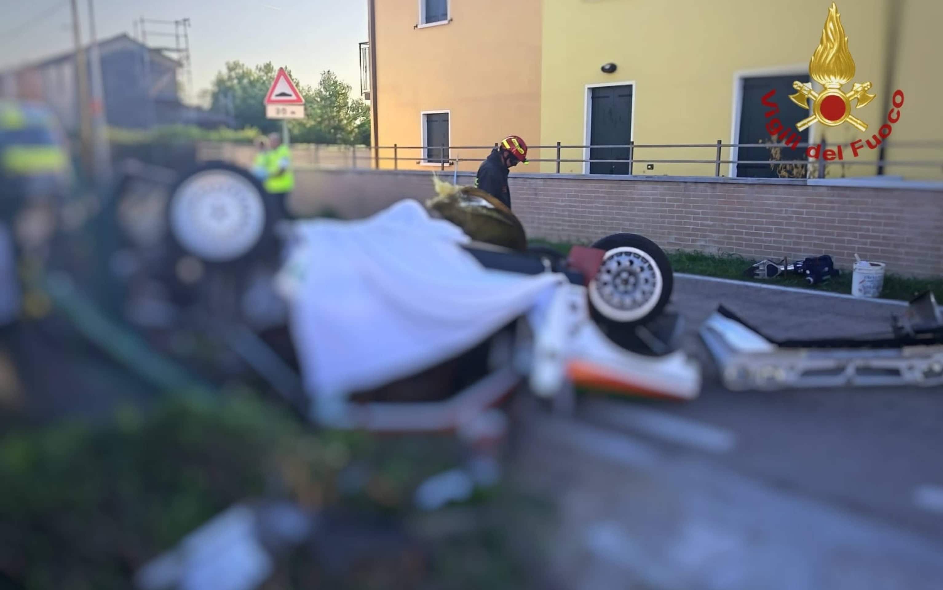Schianto nel Veneziano, si ribalta un'auto da rally: morto 35enne