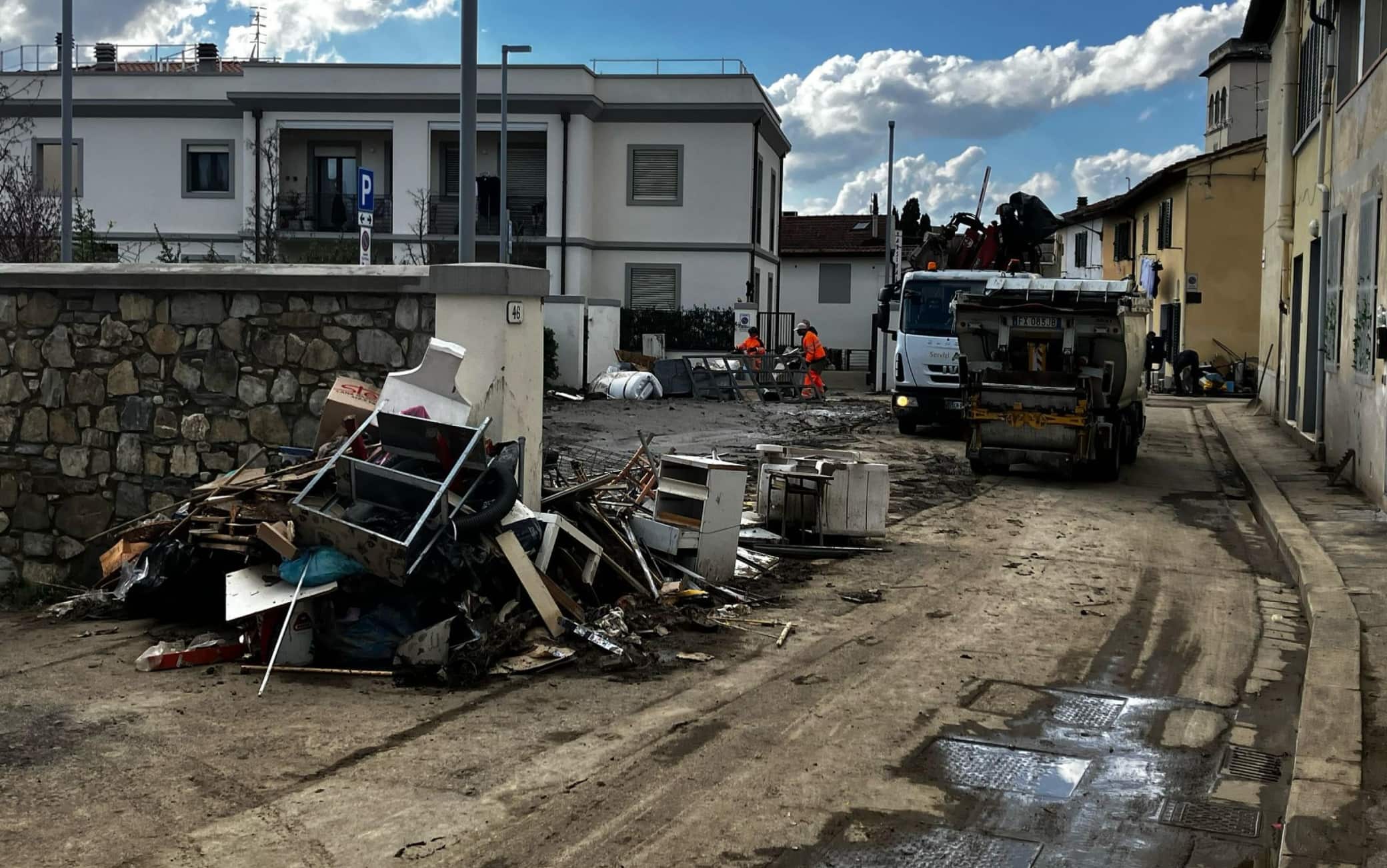 Si spala fango a Sesto Fiorentino dopo l'alluvione, 16 marzo 2025.
ANSA (NPK)