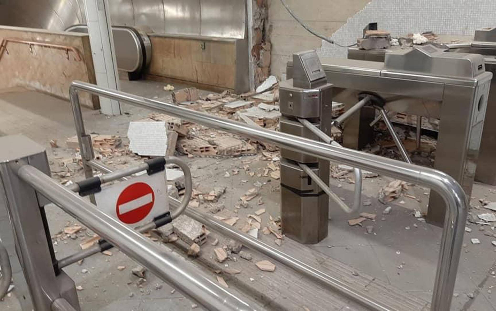 Crollo nella stazione della metro Salvator Rosa
