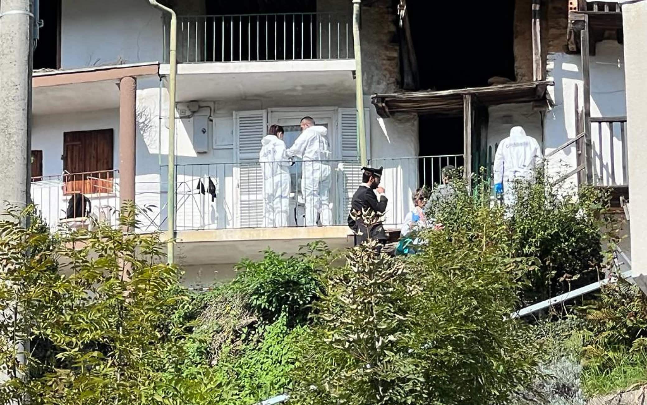 I carabinieri nella casa di una borgata di bassa montagna a Giaveno (Torino) dove un uomo di circa 70 anni è stato trovato morto con fratture alla testa, 30 settembre 2023. Il corpo è stato scoperto al suo rientro a casa dalla compagna della vittima; la casa era a soqquadro.ANSA/ ANDREA DOI