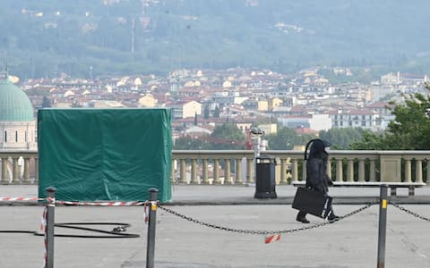 Gruppo artificieri dell Arma dei Carabinieri impegnati durante l allarme bomba al Piazzale Michelangelo di Firenze dopo che e  stata rinvenuta una bombola del gas sotto una copia della statua del David Firenze 05 Ottobre   2026 ANSA/CLAUDIO GIOVANNINI