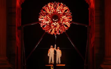 Alberto Tomba e Debora Compagnoni accendono il braciere all'Arco della Pace a Milano