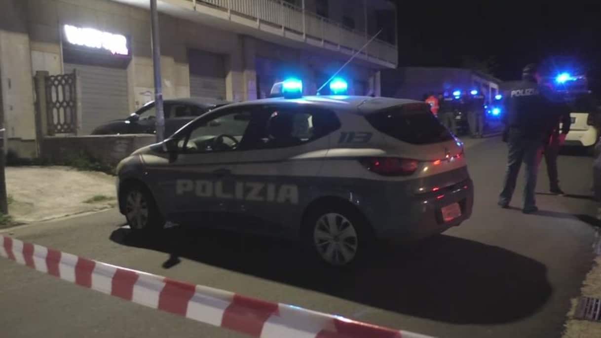 Catanzaro, donna si getta da finestra con 3 figli