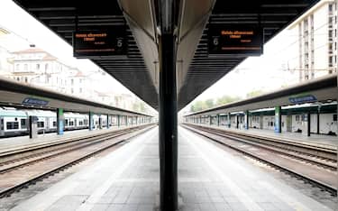Milano , Sciopero Nazionale dei macchinisti e capitreno indetto di Trenord con autobus sostitutivi per l' aeroporto di Malpensa o, nella foto la Stazione di Cadorna (Milano - 2022-09-09, DUILIO PIAGGESI) p.s. la foto e' utilizzabile nel rispetto del contesto in cui e' stata scattata, e senza intento diffamatorio del decoro delle persone rappresentate