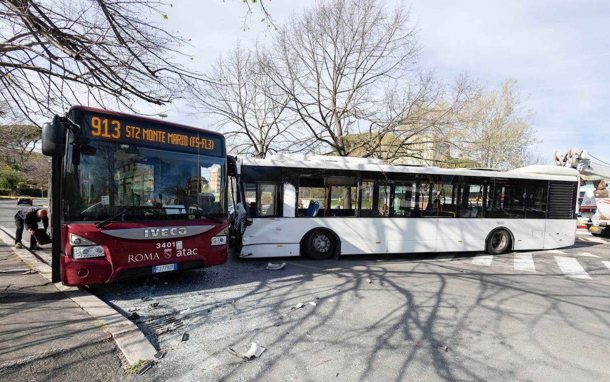 Roma, incidente tra bus Atac e Roma Tpl a Monte Mario: ci sono feriti ...