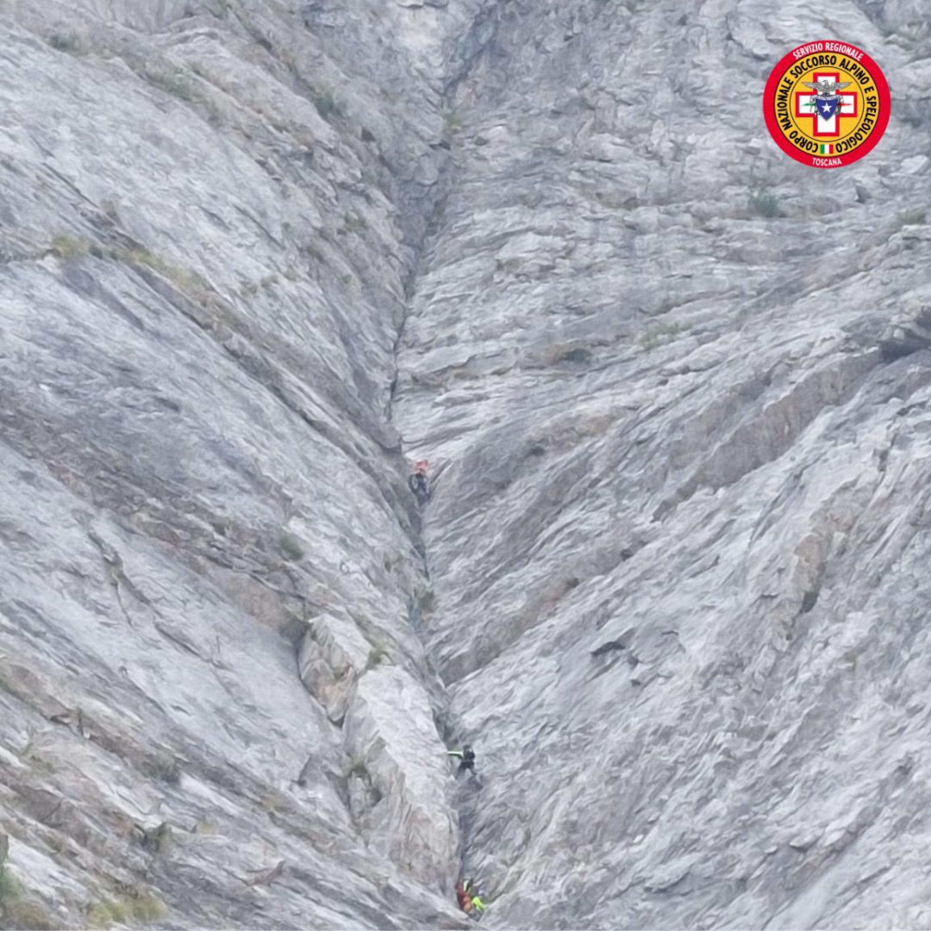 Le operazioni di soccorso da parte degli operatori del Soccorso alpino e peleologico della Toscana di uno scalatore di 28 anni rimasto bloccato sulla                  parete nord del Pizzo d'Uccello, sulle Apuane dopo una caduta di 35 metri, 18 luglio 2026. ANSA/ SOCCORSO ALPINO E SPELOLOGICO TOSCANA (SAST) - USARE SOLO PER ILLUSTRARE OGGI LA NOTIZIA INDICATA NEL TITOLO - NON ARCHIVIARE - NON VENDERE - NON USARE PER FINI NON GIORNALISTICI - NPK+++