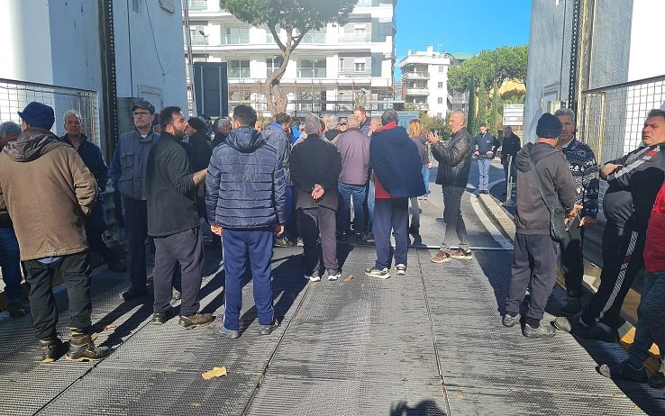 I pescatori di Fiumicino hanno bloccato il ponte mobile '2 giugno' per protestare contro l'ennesimo guasto della passerella pedonale sul canale navigabile, Fiumicino, 23 novembre 2022 ANSA/FIUMICINO