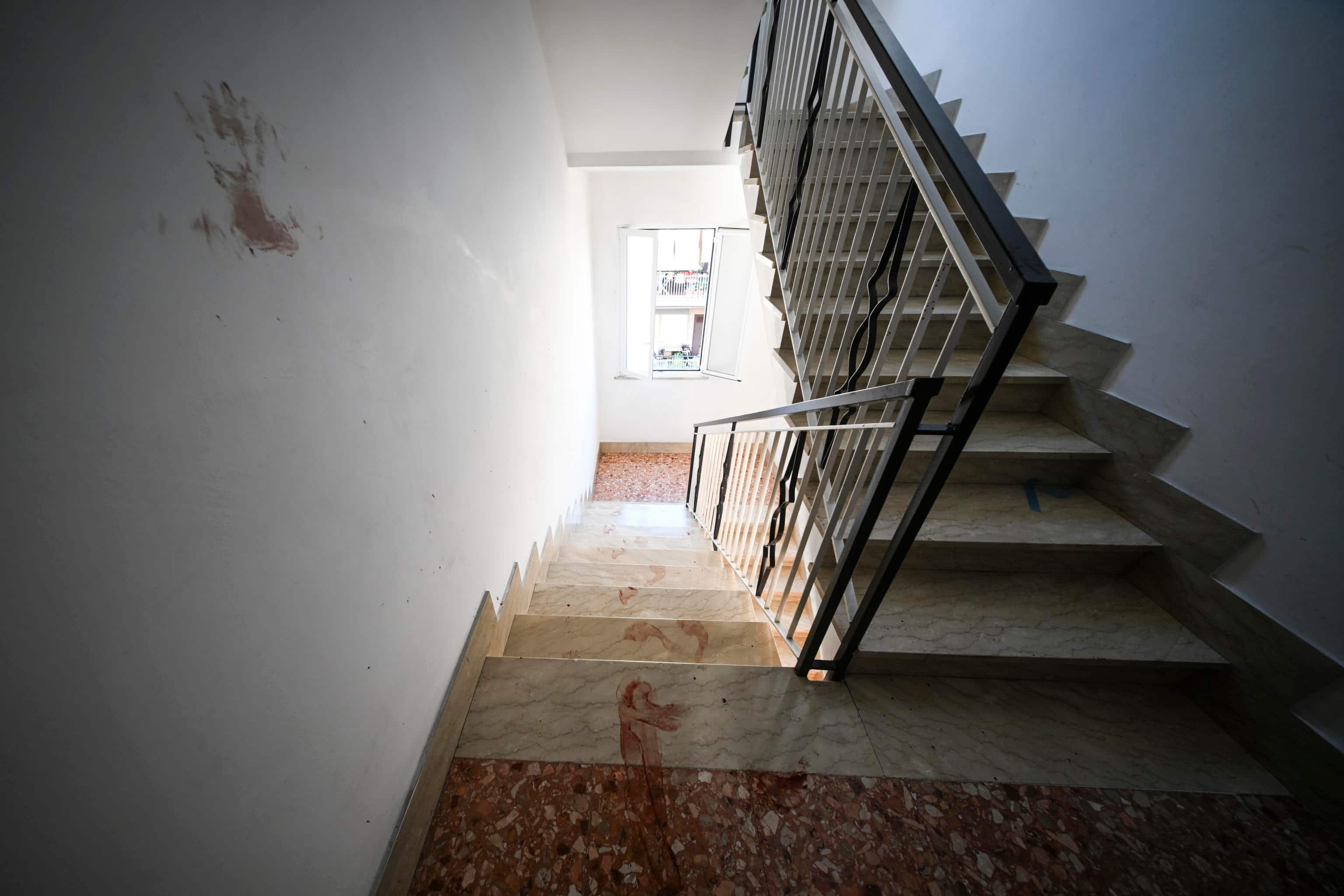 Le foto dell'appartamento di via Montiglio, in zona Pineta Sacchetti a Roma, dove  sono stati trovati uccisi a coltellate padre, madre e la loro bimba di 6 anni, ferito il figlio più grande della coppia trasportato in ospedale, le vittime sono originarie del Bangladesh, Roma, 27 giugno 2026. ANSA / RICCARDO ANTIMIANI