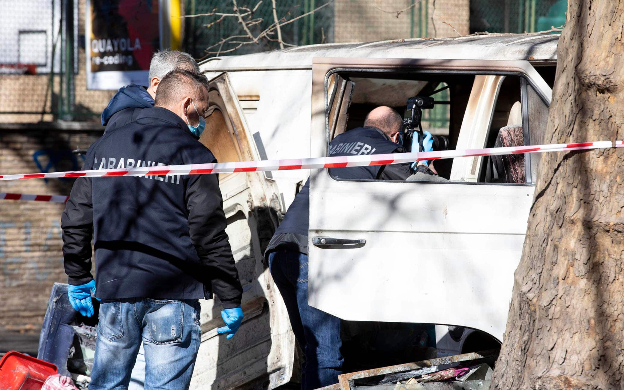 Clochard trovato morto bruciato in via Angelo Emo carabinieri della scientifica durante i rilievi. Roma 1 febbraio gennaio 2022 ANSA/MASSIMO PERCOSSI