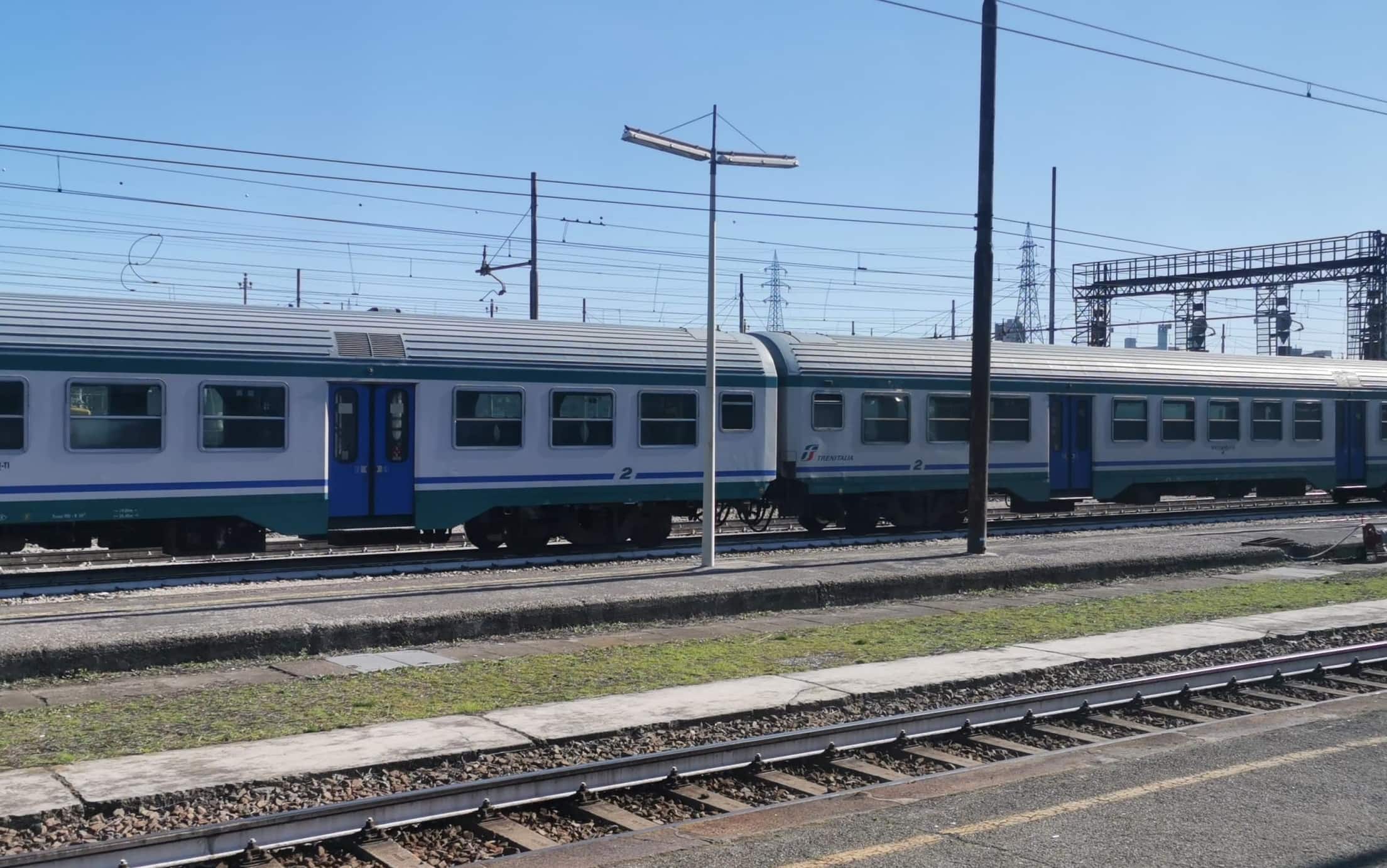 Travolto e ucciso da un treno sui binari, operaio muore sul lavoro in Friuli