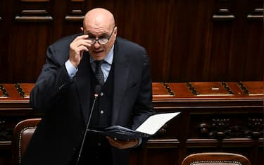 Il ministro della Difesa, Guido Crosetto, durante l'informativa alla Camera dei Deputati sull'utilizzo delle basi militari in Italia da parte degli Stati Uniti , Roma, 7 aprile 2026. ANSA/RICCARDO ANTIMIANI
