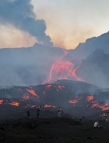 The leading edge of Etna s lava flow, descended to an elevation of about 1,300 meters on the sea level, where it encountered vegetation and set some areas ablaze. Catania, 13 August 2026. ANSA/EMILIO MESSINA