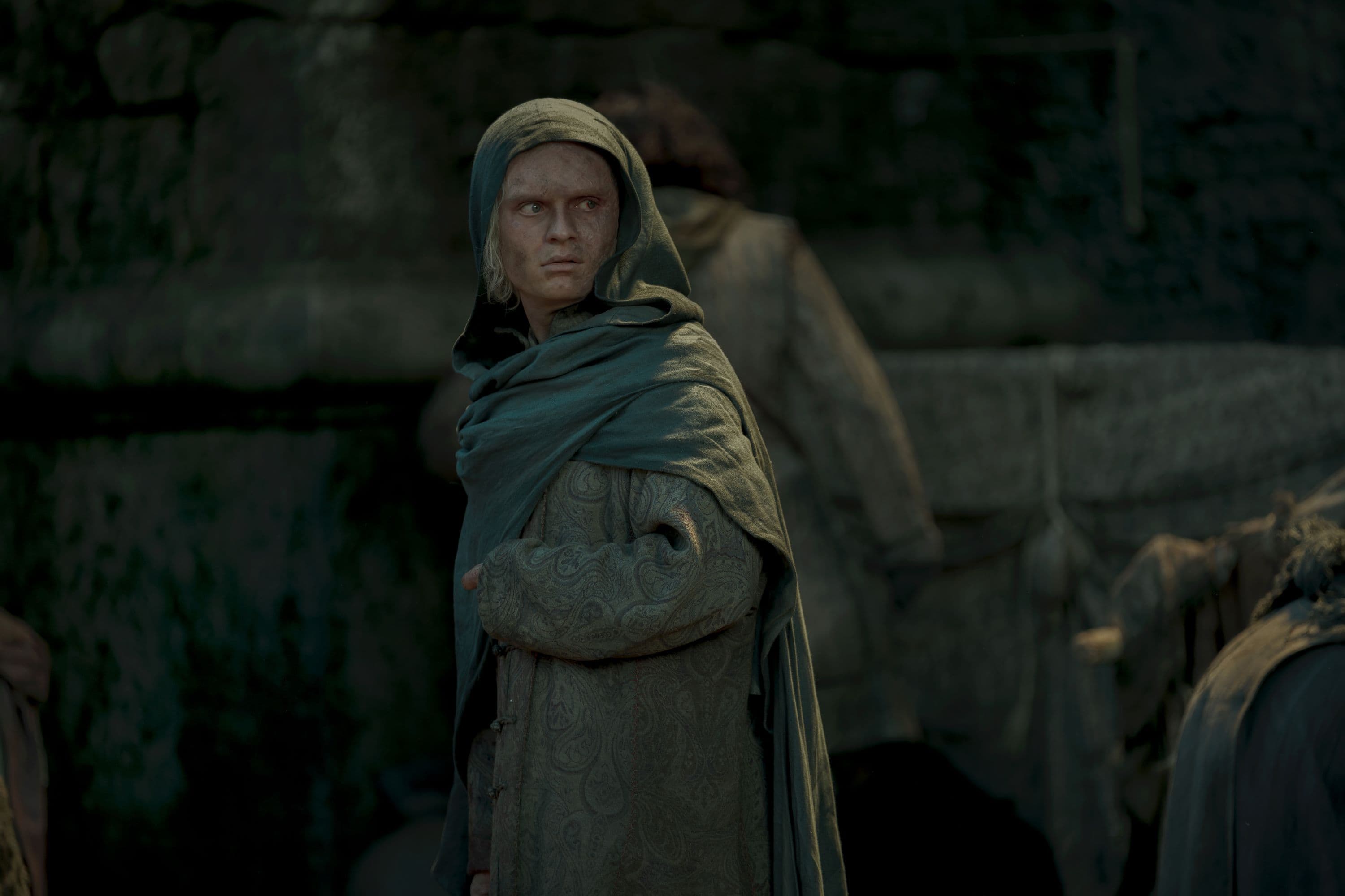 Aegon costretto a vestire, anche metaforicamente, i panni del mendicante nel quarto episodio della terza stagione di House of the Dragon