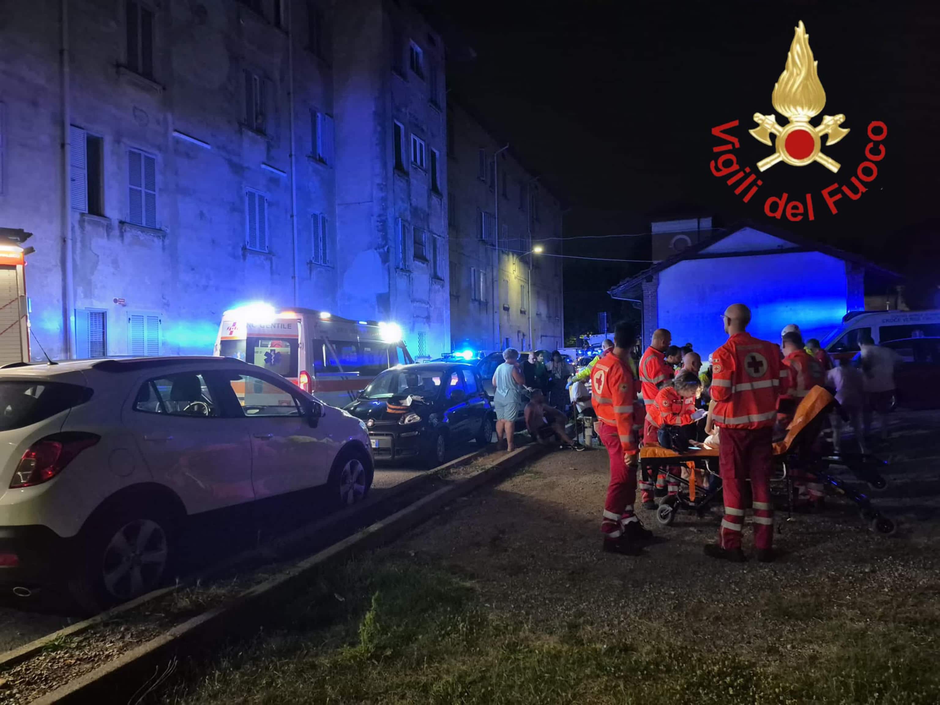 Il rogo si è sviluppato davanti al portone d'ingresso dell'abitazione della vittima Giovanni Amenta, ora i carabinieri indagano per omicidio, Lomazzo, 25 giugno 2026. ANSA / VVF +++ CREDIT VIGILI DEL FUOCO - QUESTA FOTO PUO' ESSERE USATA SOLO OGGI PER ILLUSTRARE LA NOTIZIA DEL TITOLO - NON E' IN VENDITA - NON SI PUO' ARCHIVIARE - E' OBBLIGATORIO CITARE IL CREDIT NELLA DIDASCALIA E LASCIARLO VISIBILE SULL'IMMAGINE - NPK +++