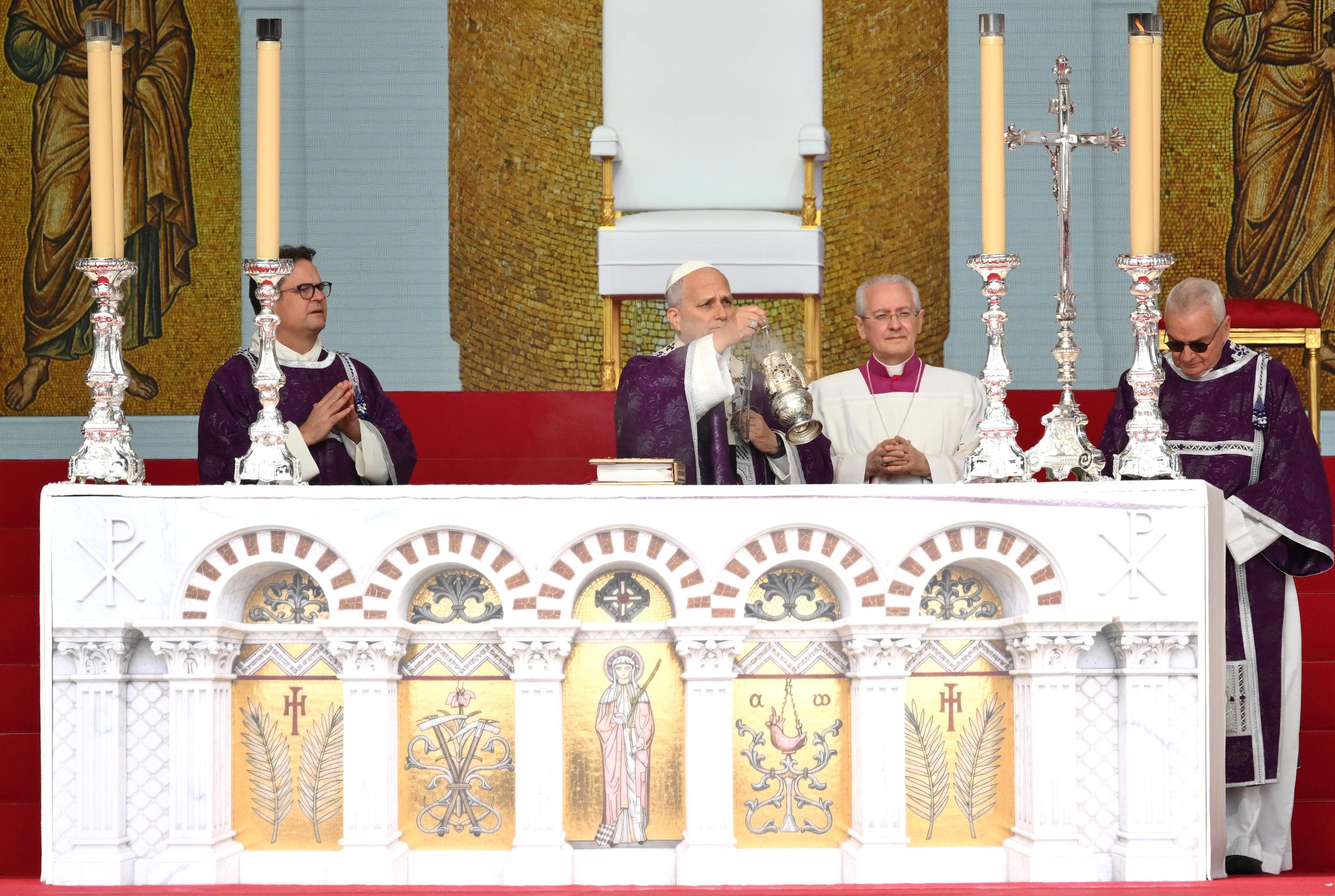 Il Papa presiede la messa allo stadio Louis II