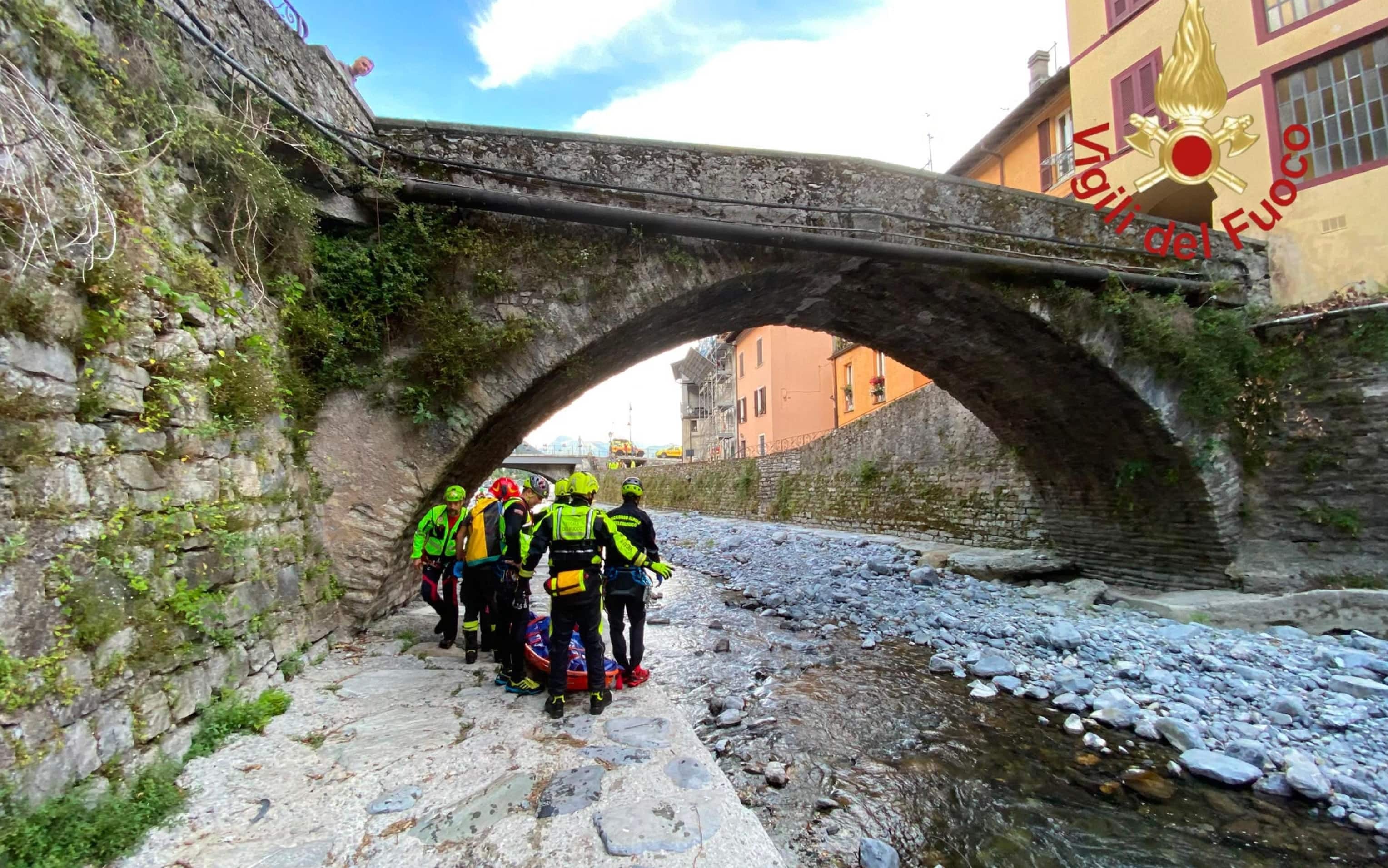 Vigili del fuoco intervengono neei pressi del torrente Telo, ad Argegno, in provincia di Como., dove un turista tedesco di 19 anni è morto scivolando nelle acque del torrente, 5 luglio 2026. ANSA/ VIGILI DEL FUOCO ++FOTO DIFFUSA DALL'UFFICIO STAMPA- USARE SOLO PER ILLUSTRARE OGGI LA NOTIZIA INDICATA NEL TITOLO - NON ARCHIVIARE FOTO NON IN VENDITA - DA USARE SOLO PER FINI GIORNALISTICI - NPK+++