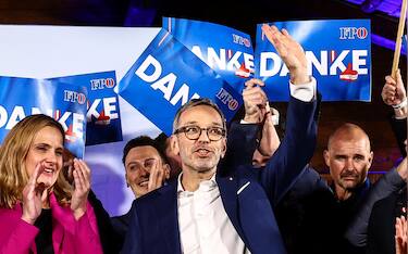 epa11632969 Chairman and top candidate of the Freedom Party of Austria (FPOe) Herbert Kickl (C) celebrates during FPOe election event after parliamentary elections in Vienna, Austria, 29 September 2024. Austria's far-right Freedom Party is heading for an unprecedented general election victory under leader Herbert Kickl, according to projections.  EPA/FILIP SINGER