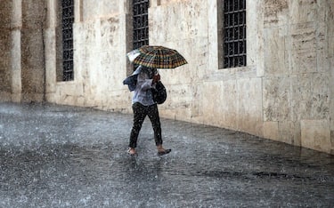 Turisti si riparano dalla pioggia per il temporale abbattutosi sulla Capitale, Roma, 03 settembre 2024. ANSA/ANGELO CARCONI