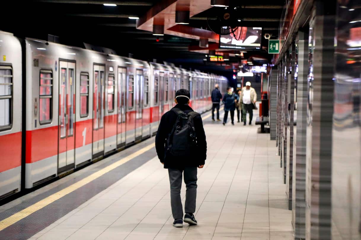 Frenata d'emergenza alla metro di Milano: cinque feriti, uomo si getta sui binari a Cadorna