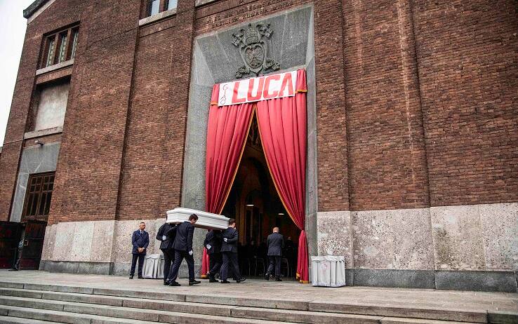 Arrivo del feretro per i funerali di Luca Marengoni, Milano, 17 Novembre 2022,  ANSA/Andrea Fasani