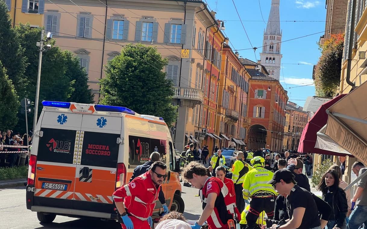 Auto sulla folla a Modena, morta donna ricoverata in terapia intensiva da 2 mesi