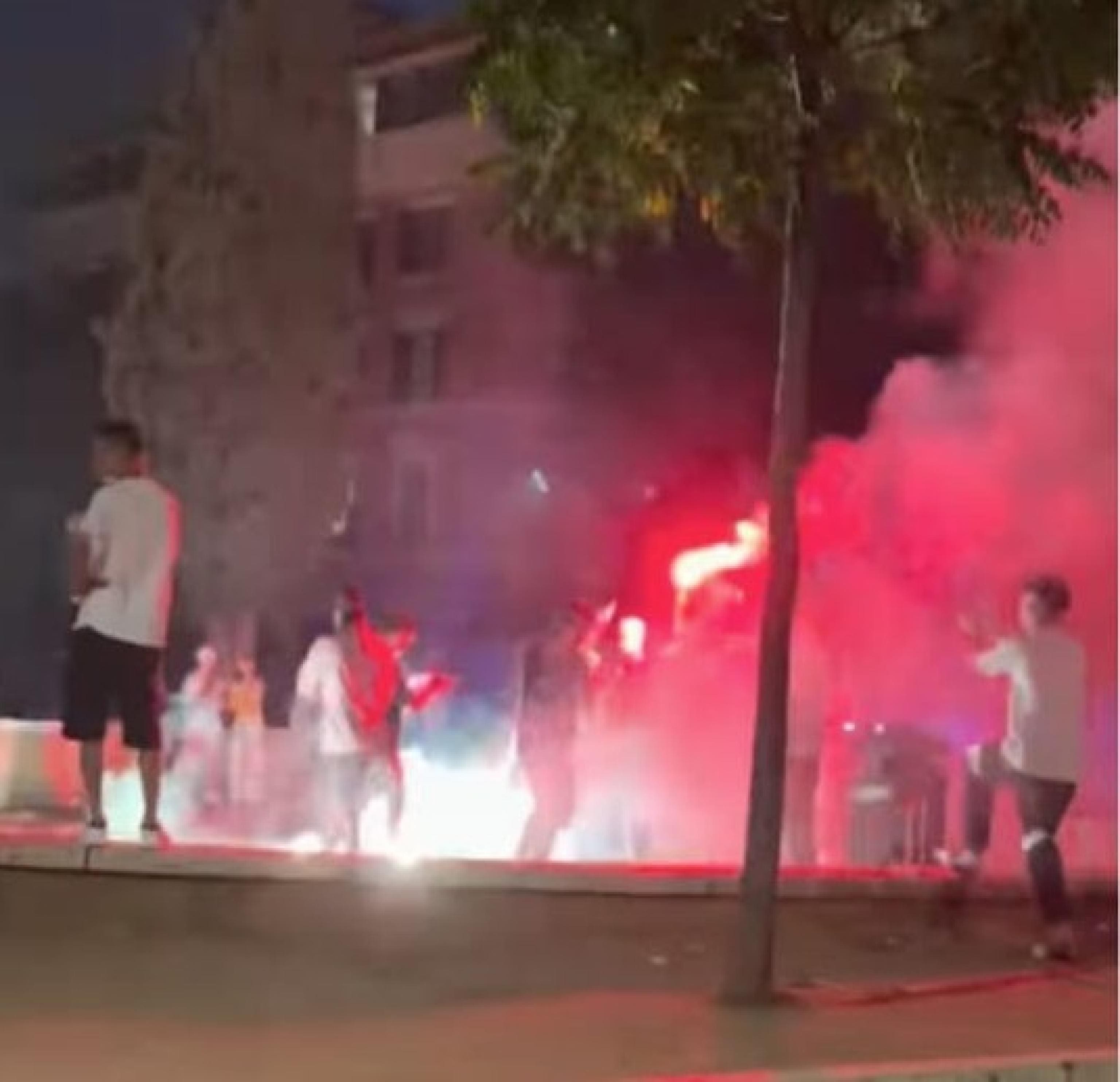 Un frame dei disordini e assembramenti ia largo Gaetana Agnesi, a due passi dal Colosseo, durante la festa di compleanno di un cittadino egiziano di 21 anni, il quale avrebbe acceso quattro batterie di materiale pirotecnico, esplose in prossimità del Colosseo. Sul posto sono intervenute diverse pattuglie del I Gruppo Centro Storico della Polizia Locale di Roma Capitale. Durante l'attività di controllo i vigili, afferma un comunicato della Polizia Locale, si sono trovati accerchiati da decine di partecipanti alla festa e due di loro sono rimasti feriti. ANSA +++ NPK +++